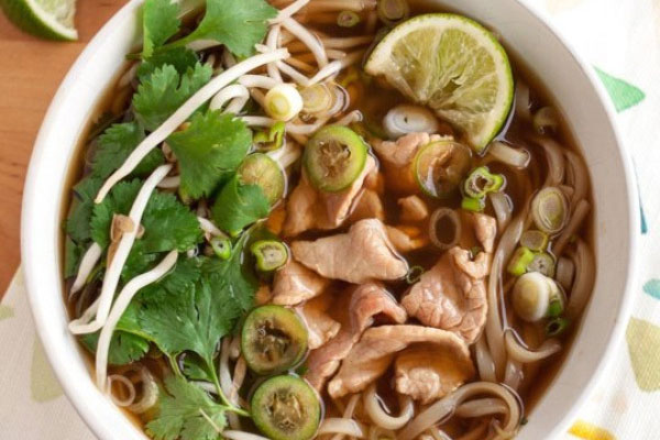 3 cách nấu phở ăn sáng cực nhanh mà vẫn ngon miễn chê, không hề thua kém nhà hàng