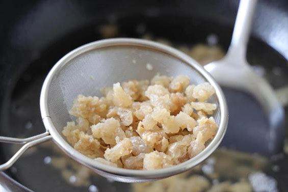 Rán mỡ lợn đừng cho thẳng vào nồi, thêm 1 bước này mỡ sẽ trắng tinh, thơm phức