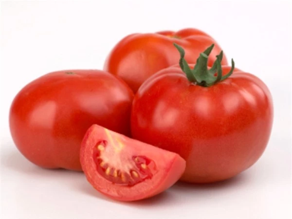 Nên chọn những quả cà chua chín đỏ, tròn đều, nặng tay. 