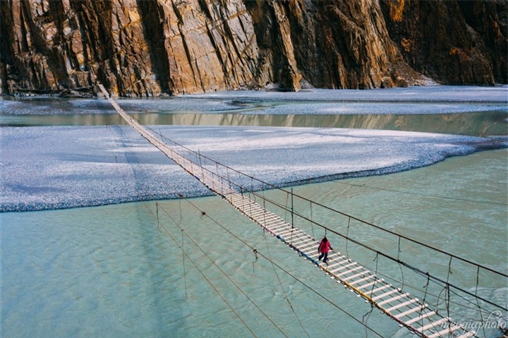 Cảnh hùng vĩ đến ‘nghẹt thở’ tại cây cầu treo nguy hiểm nhất thế giới - 3