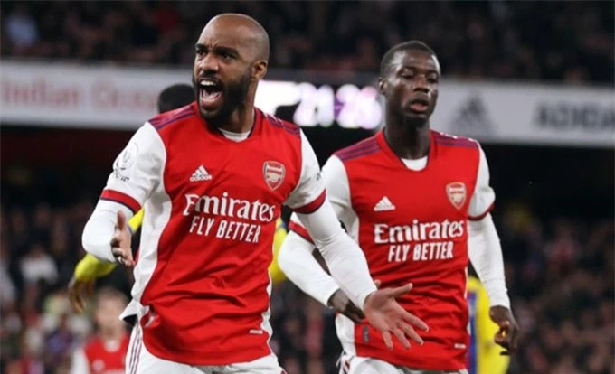 Lacazette sắm vai người hùng