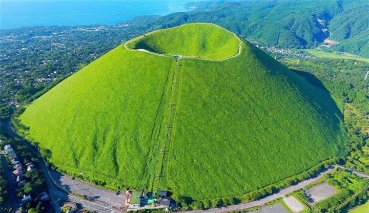 Ngọn núi lửa xanh mướt như bánh trà xanh siêu to dành tặng người yêu thiên nhiên - 1