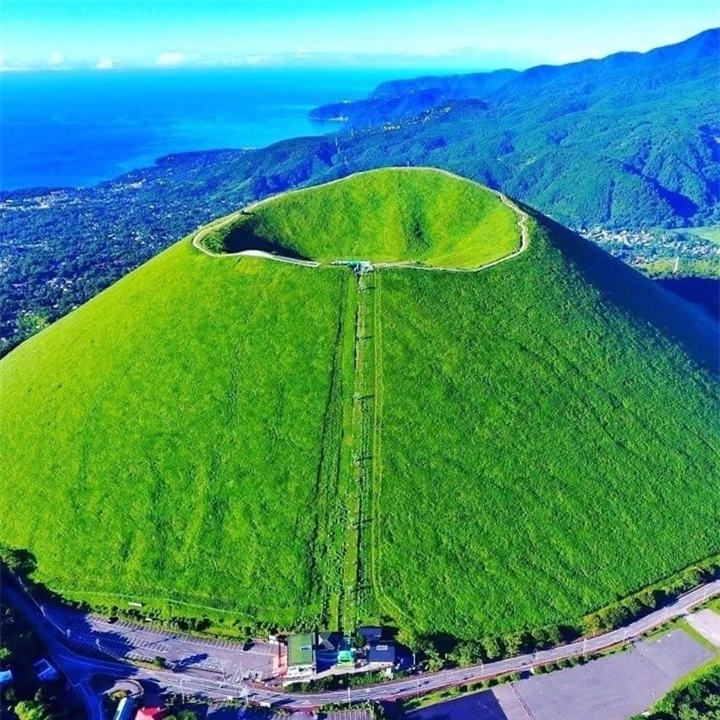 Ngọn núi lửa xanh mướt như bánh trà xanh siêu to dành tặng người yêu thiên nhiên - 7