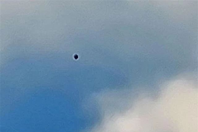 UFO xuất hiện gần Khu vực 51, người ngoài hành tinh theo dõi căn cứ tối mật của Mỹ? ảnh 1