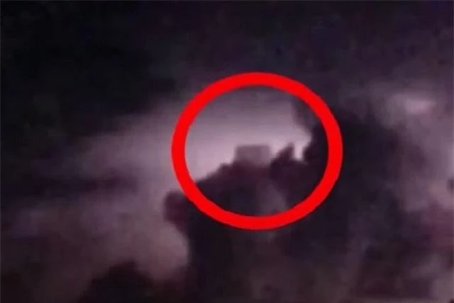 UFO xuất hiện gần Khu vực 51, người ngoài hành tinh theo dõi căn cứ tối mật của Mỹ? ảnh 2