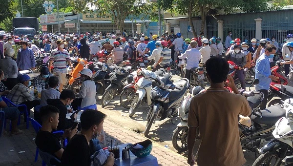 Hàng trăm người dân cùng lúc đổ về trung tâm y tế huyện Bình Tân gây ùn tắc.
