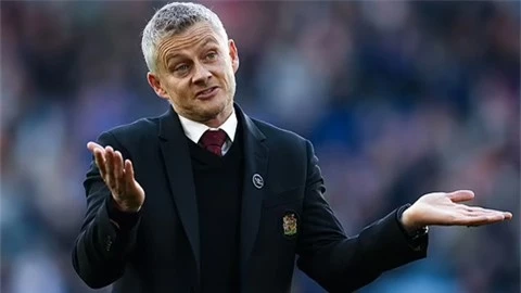 Carragher cho rằng Solskjaer không có kế hoạch khi chiêu mộ Ronaldo