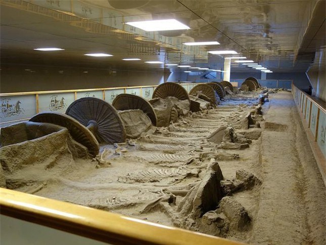 Xe ủi vô tình lật tung mộ cổ, cảnh tượng hãi hùng lộ ra, danh tính chủ mộ cực thần bí ảnh 2