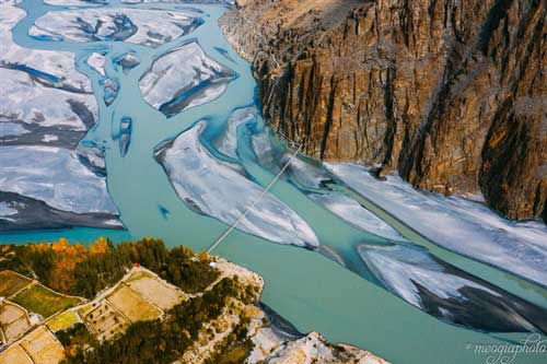 Cảnh hùng vĩ đến ‘nghẹt thở’ tại cây cầu treo nguy hiểm nhất thế giới