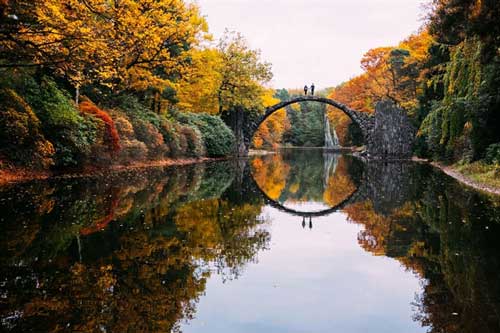 Khám phá bí mật 'Cây cầu của quỷ' nằm giữa rừng cây, tự đổi màu qua các mùa