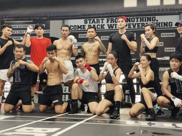 Kiều Minh Tuấn khoe ảnh tập boxing, Diệu Nhi phán một câu 'cực căng'
