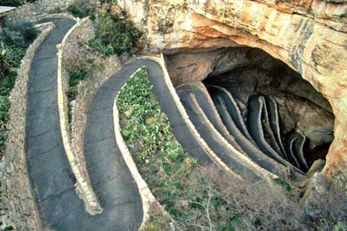 Khám phá ‘đường đến địa ngục’ uốn lượn và sâu hun hút bằng tòa nhà 75 tầng