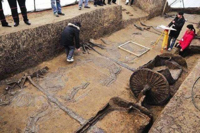 Xe ủi vô tình lật tung mộ cổ, cảnh tượng hãi hùng lộ ra, danh tính chủ mộ cực thần bí