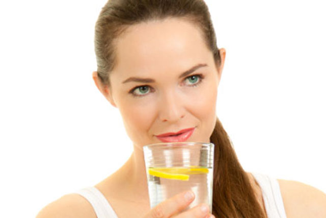 Mòn răng vì thói quen uống chanh pha nước nóng