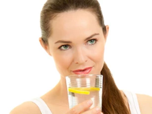 Mòn răng vì thói quen uống chanh pha nước nóng