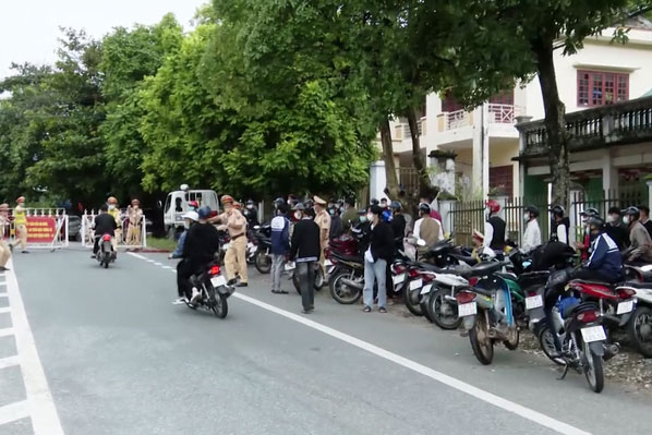 Công an "giăng lưới" tóm gọn hơn 200 quái xế bốc đầu, lạng lách