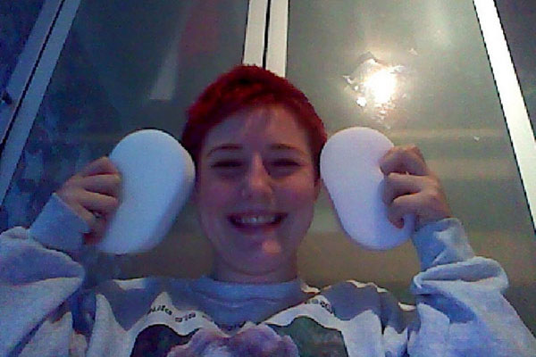 Cô gái nghiện ăn bông tắm bọt biển