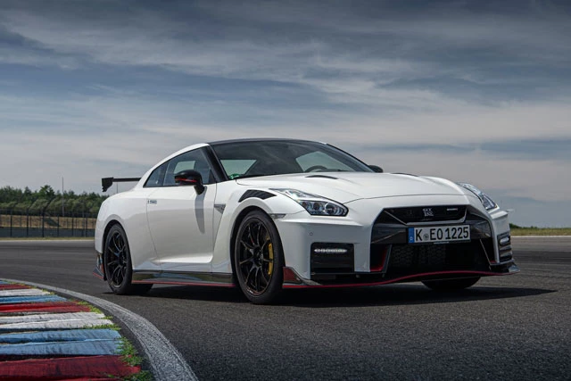 =1. Nissan GT-R Nismo (công suất tối đa: 600 mã lực).