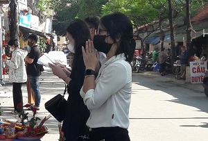 Chùa Hà đông đúc giới trẻ đến cầu tình duyên ngày 20/10