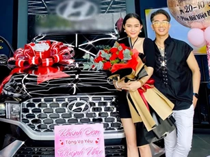 Khánh Đơn tặng vợ xế hộp 1,5 tỷ đồng