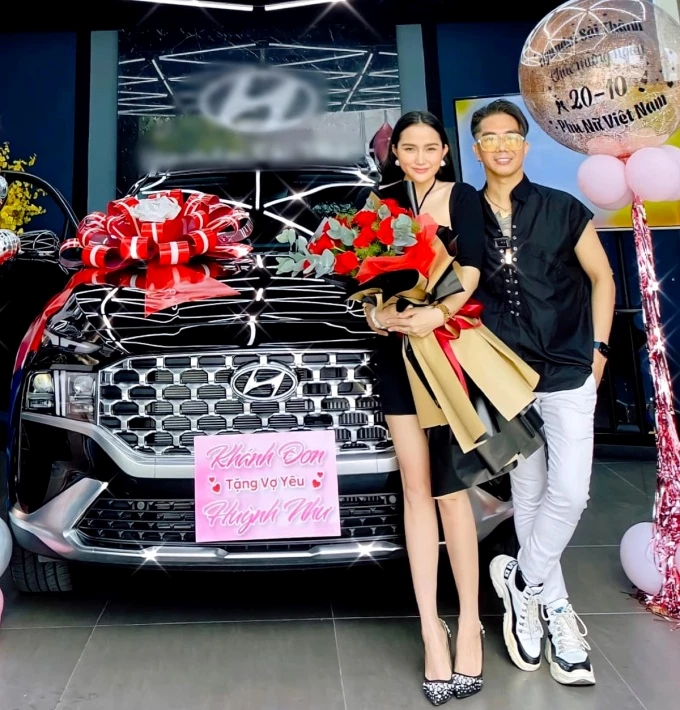 Huỳnh Như và chồng trong lễ bàn giao xe trưa 20/10 ở một showroom tại TP Hồ Chí Minh.