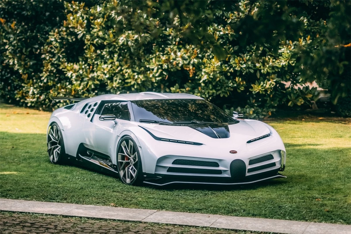 Nằm tại vị trí đẹp nhất trong gian trưng bày của thương hiệu hypercar đến từ Pháp là chiếc Bugatti Centodieci. Chiếc xe đặc biệt này ra mắt lần đầu cách đây hơn hai năm tại Monterey Car Week. 