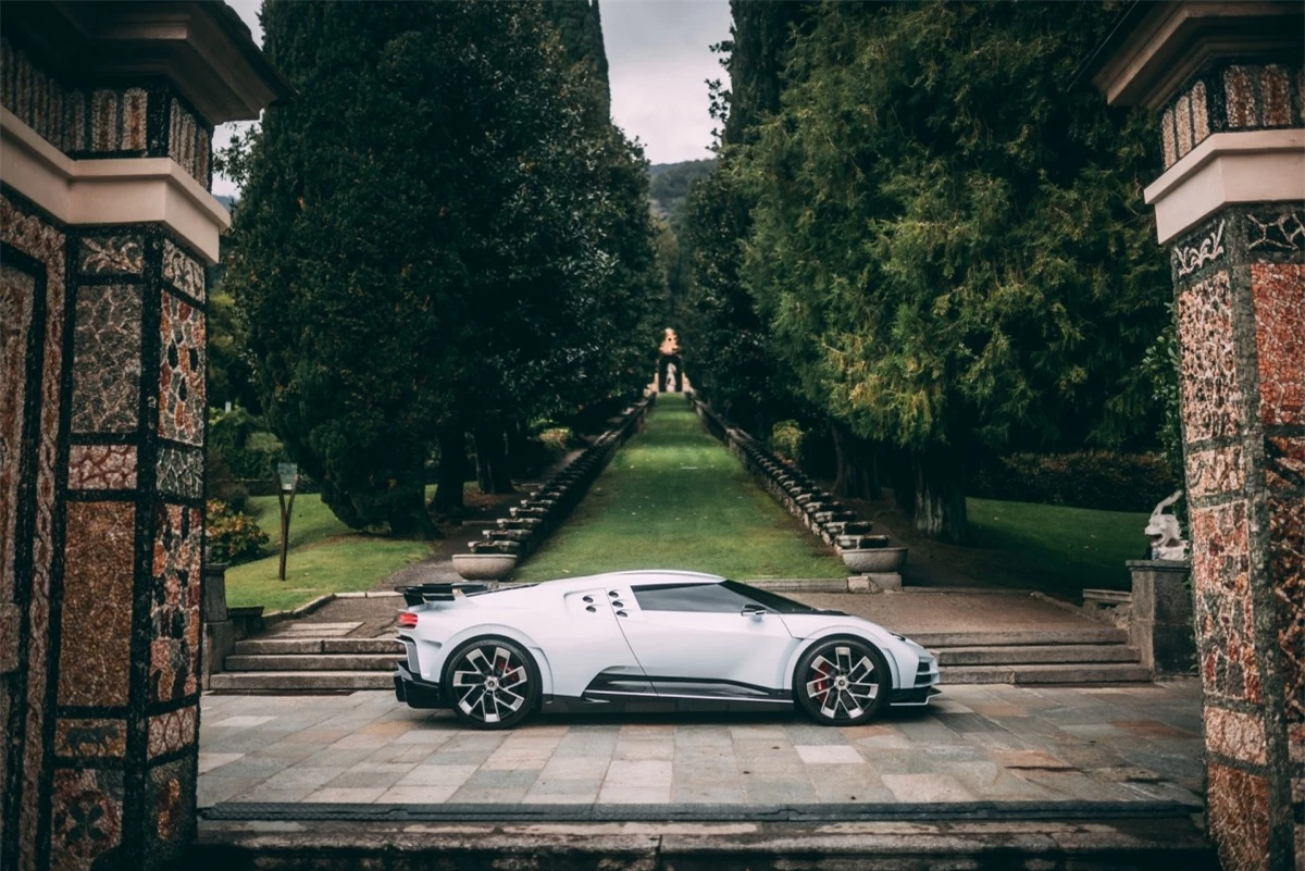Bugatti Centodieci được phát triển trên nền tảng của chiếc hypercar Chiron và sử dụng chung khối động cơ W16, dung tích 8.0 lít, bốn bộ tăng áp đặc trưng.