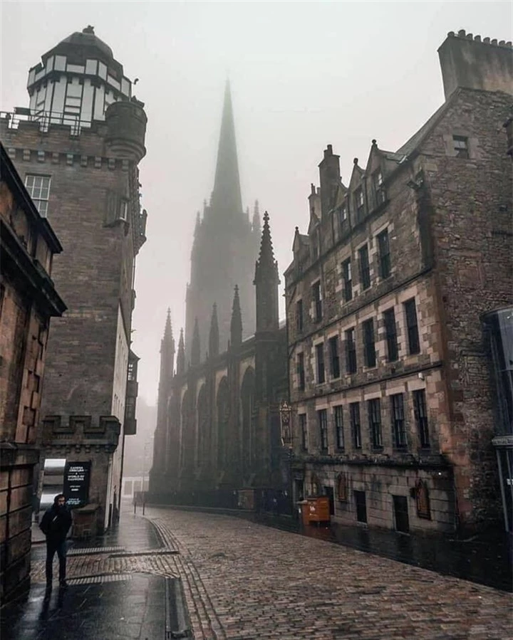 Thành phố ‘sinh ra’ Harry Potter đẹp ma mị với vẻ cổ kính hệt như thời trung cổ - 3