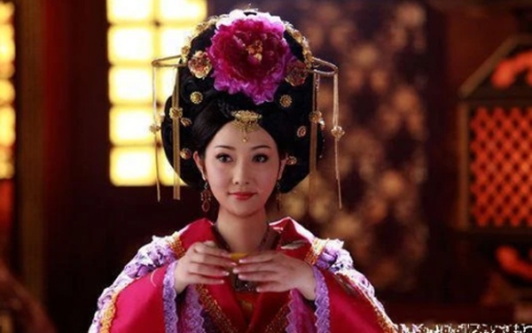 Nữ tù binh được Hoàng đế yêu từ cái nhìn đầu tiên, một lần "thị tẩm" đã mang long thai