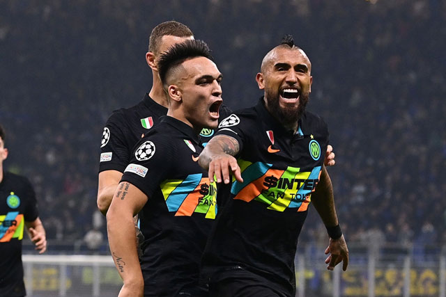 Vidal, Dzeko tỏa sáng, Inter thuần phục 'ngựa ô' Sheriff