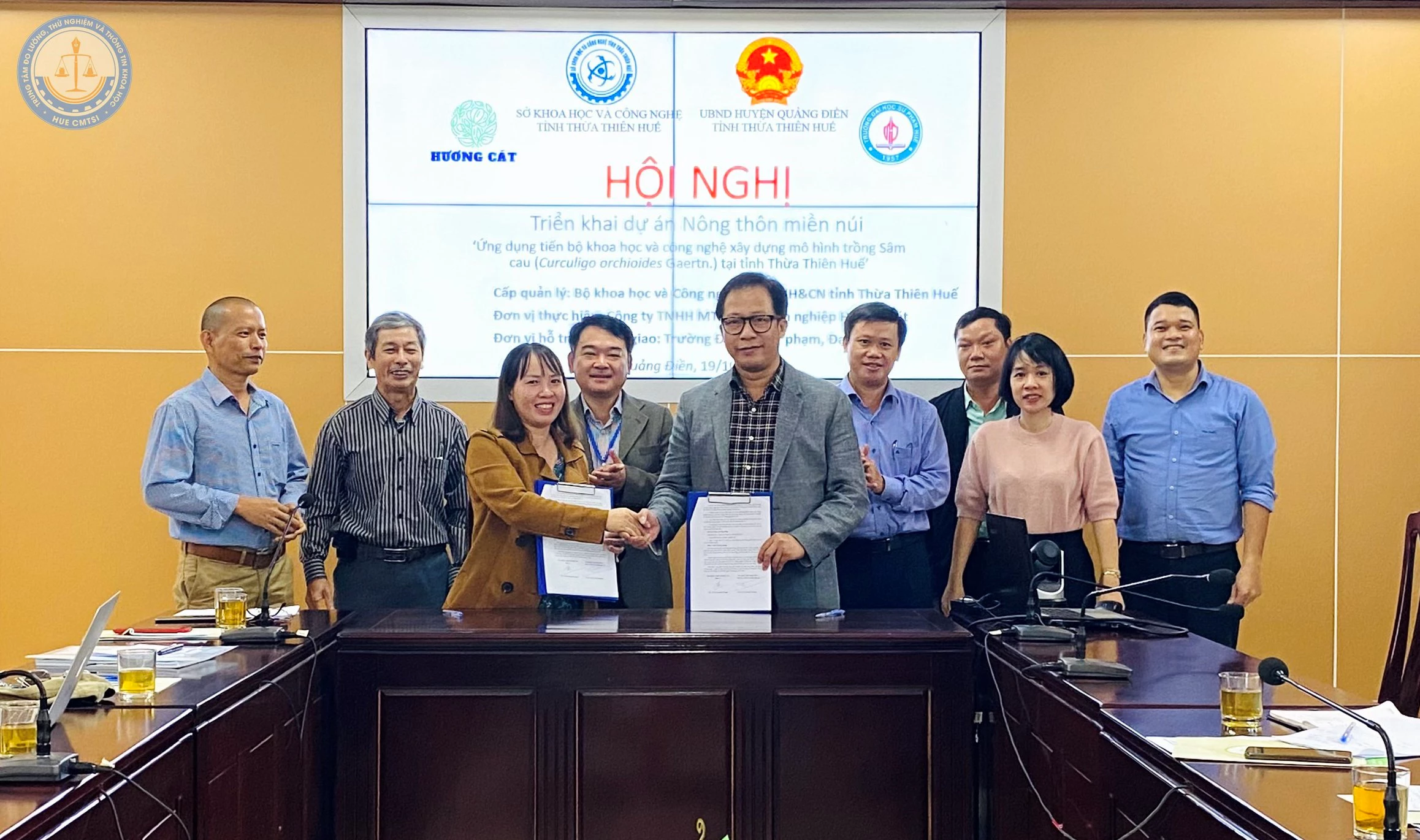 Công ty TNHH MTV Nông lâm nghiệp Hương Cát ký hợp đồng với Trường Đại học Sư phạm, Đại học Huế về chuyển giao công nghệ cho Dự án.