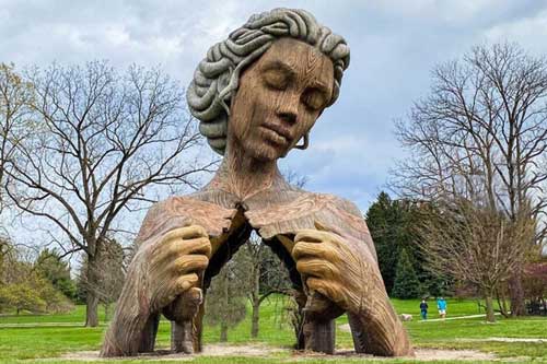 Điểm check-in độc đáo với các bức tượng khổng lồ hoàn hảo đến từng centimet