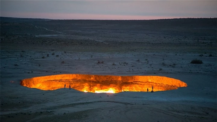 ‘Cổng địa ngục’ trên sa mạc, bốc cháy suốt 50 năm hệt như phim viễn tưởng - 1