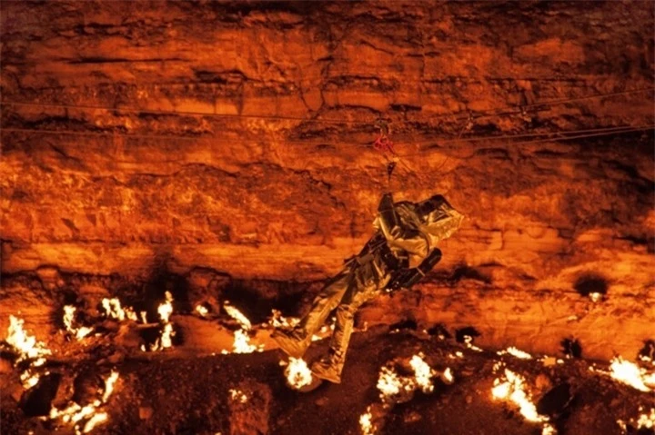‘Cổng địa ngục’ trên sa mạc, bốc cháy suốt 50 năm hệt như phim viễn tưởng - 3
