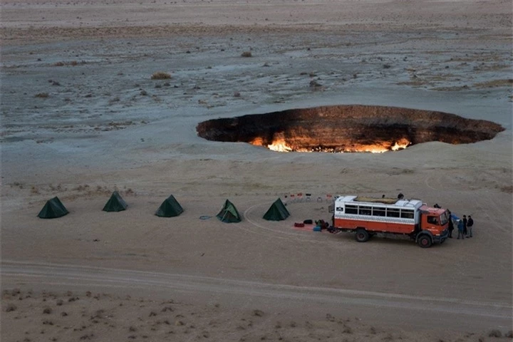 ‘Cổng địa ngục’ trên sa mạc, bốc cháy suốt 50 năm hệt như phim viễn tưởng - 4