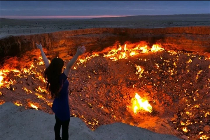 ‘Cổng địa ngục’ trên sa mạc, bốc cháy suốt 50 năm hệt như phim viễn tưởng - 7