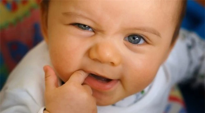 Chế độ dinh dưỡng phù hợp cho trẻ trong thời kỳ mọc răng giúp bé giảm bớt đau đớn và hấp thu đầy đủ chất dinh dưỡng