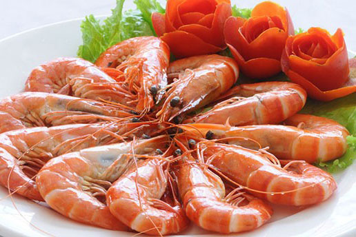 Hấp tôm chỉ thả thêm 1 thứ này giúp tôm săn chắc, ngọt lịm, hết sạch mùi tanh