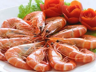 Hấp tôm chỉ thả thêm 1 thứ này giúp tôm săn chắc, ngọt lịm, hết sạch mùi tanh