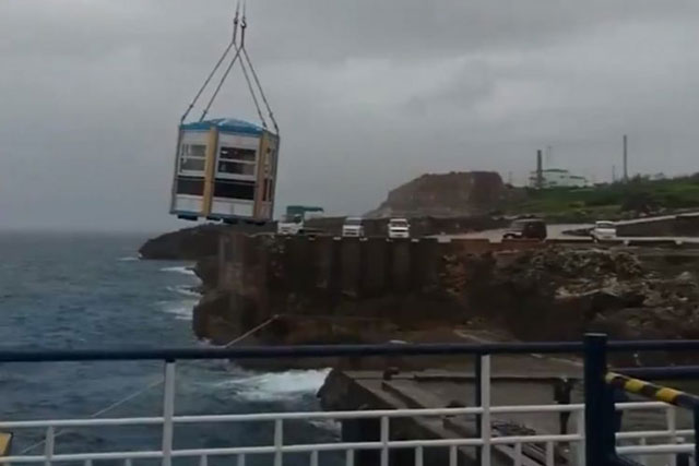 Nơi duy nhất trên trái đất đưa đón người bằng cần cẩu