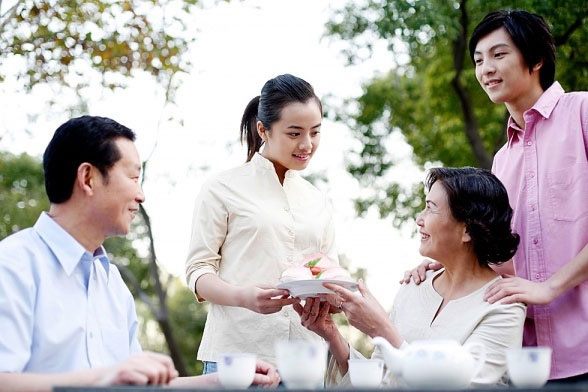 5 cách hành xử khéo léo cho nàng dâu mới về nhà chồng, cứ thế này bảo sao mẹ chồng quý con dâu