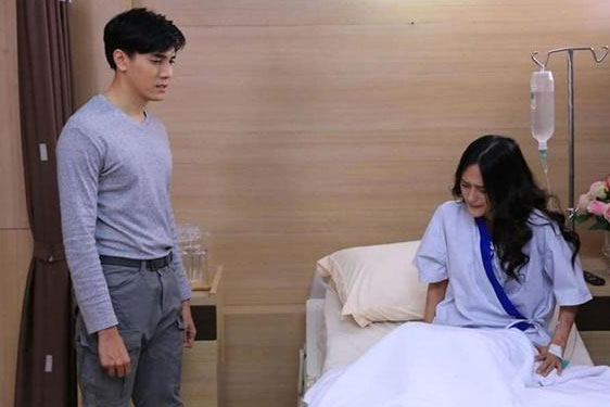 Anh tôi chăm vợ nằm viện đến gầy cả người, tôi vừa xuýt xoa khen chị dâu có số hưởng thì chị bực bội ném vỡ bát cơm