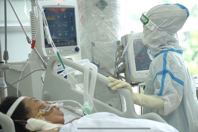 Sáng 21/10: Chỉ còn gần 600 ca COVID-19 thở máy, ECMO; Không bắt buộc tất cả khách đi tàu, máy bay phải xét nghiệm