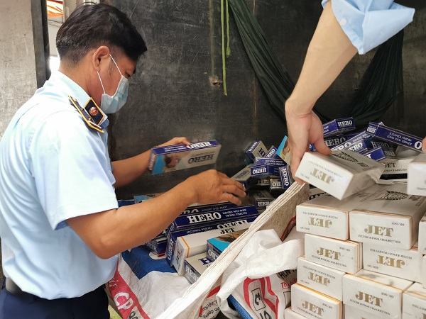 Đội Quản lý thị trường số 1 phát hiện 149 cây thuốc lá lậu trên xe tải chở rau củ.