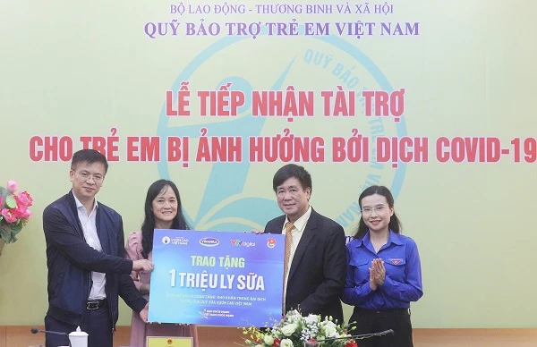 Đại diện Vinamilk, VTV Digital và Trung ương Đoàn cùng trao tặng1 triệu ly sữa cho trẻ em có hoàn cảnh khó khăn trong đại dịch thông qua Quỹ sữa Vươn cao Việt Nam.