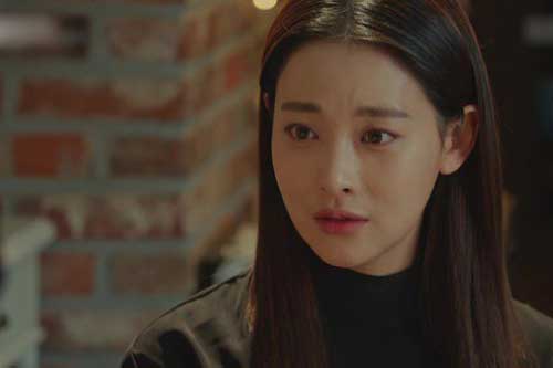 Tháng nào mẹ chồng cũng đòi đi viện dù chẳng ốm đau, tôi vừa giận vừa thương khi thấy tờ giấy dưới gối của bà