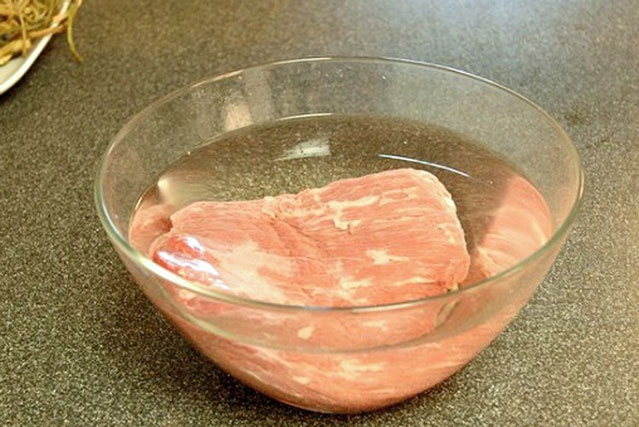 Đầu bếp tiết lộ: Ngâm thịt vào một bát nước muối loãng rồi chiên rán là thịt thơm ngon gấp bội phần