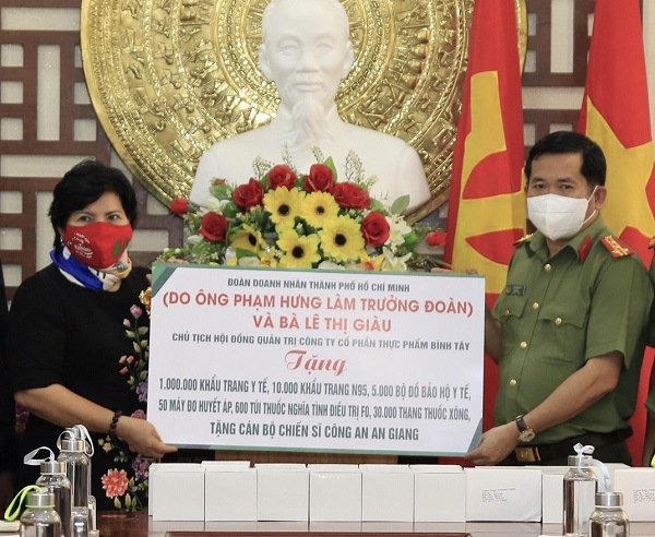 Công an tỉnh An Giang nhận bảng tượng trưng quà tặng từ Đoàn Doanh nhân.
