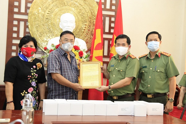An Giang: Tiếp nhận quà của đoàn Doanh nhân TP Hồ Chí Minh tặng cán bộ, chiến sĩ tuyến đầu chống dịch
