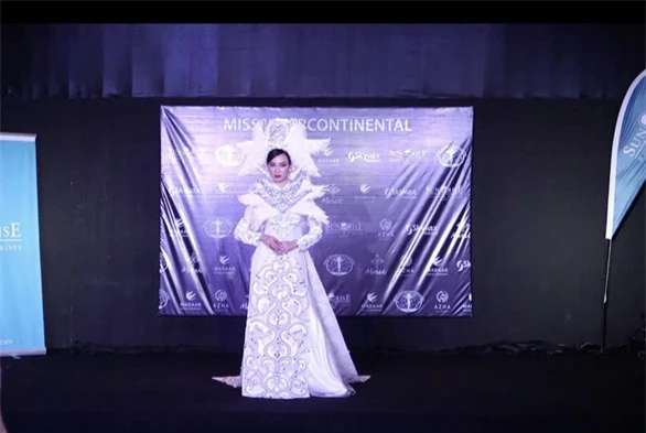 Ái Nhi trình diễn áo dài nặng 30kg tại Miss Intercontinental 2021 - Ảnh 1.